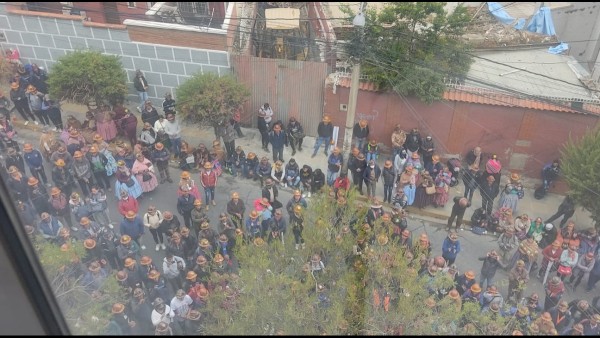 Los cooperativistas auríferos hacen cercan el Sernap. Foto: Cortesía