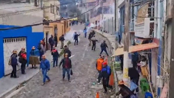 Los cooperativistas lanzaron gases y piedras a las oficinas de la AJAM