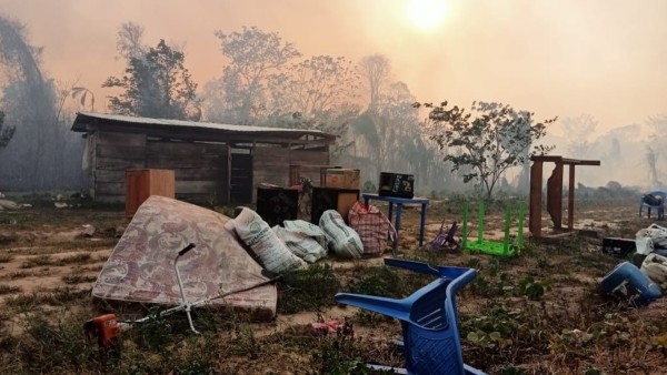 Los indígenas dejaron sus casas debido a la densa humareda que se registró en el norte de La Paz. Foto: GAM San Buenaventura