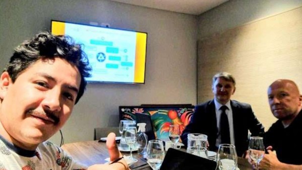 Luis Marcelo Arce Mosqueira, hijo del presidente de Bolivia,  junto a supuestos empresarios. Foto: RRSS