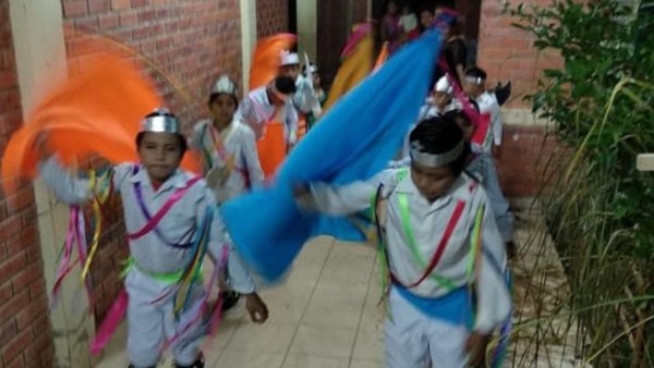 Niños bailando la danza "Los Angelitos".}