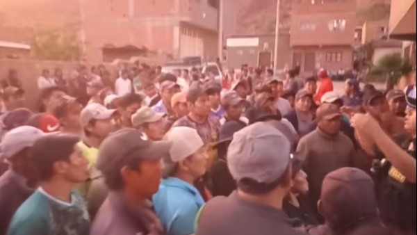 Pobladores llegaron hasta el Comando Provincial de Camargo exigiendo la devolución de autos chutos. Foto: Captura.
