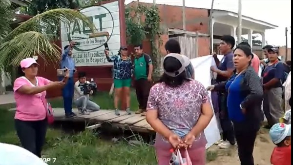 Pobladores protestaron en oficinas de la ABT en Ixiamas por aprehensión de dos comunarios en Tumupasa. Foto: Captura