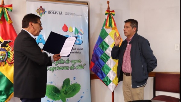 Posesión del nuevo director interino de la AAPS, Alejandro Luis Araujo. Foto: Ministerio de Medio Ambiente y Agua.
