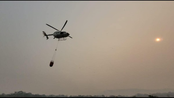 Un helicóptero con bambi bucket en plena labor. Foto: Ministerio de Defensa