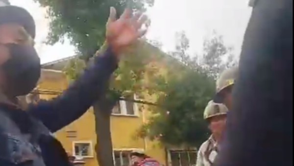 Un minero agrede a periodistas en inmediaciones del Sernap. Foto: Captura