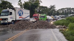 Bloqueo de caminos en el Trópico de Cochabamba ingresa al 4to día. Foto: Radio Soberanía
