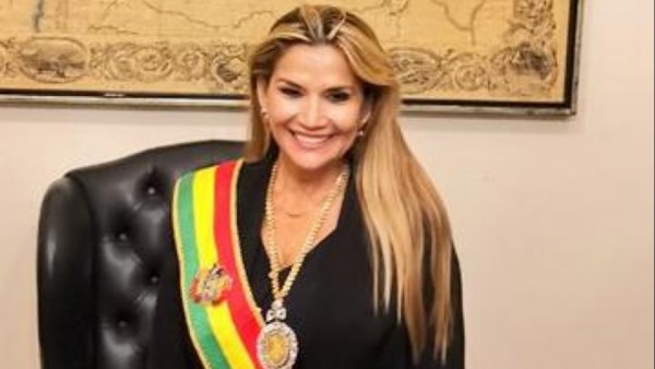 Añez con la banda y medalla Presidencial. Foto: ABI