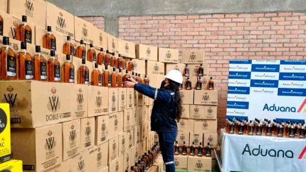 Bebidas alcohólicas decomisadas por la Aduana Nacional. Foto: ANB