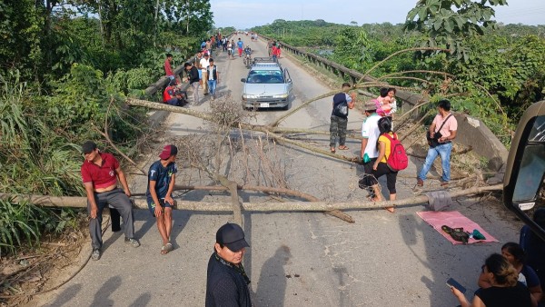 Bloqueo en la nueva carretera a Cochabamba. Foto: Radio Soberanía