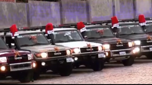 Camionetas enfiladas, listas para ser regaladas