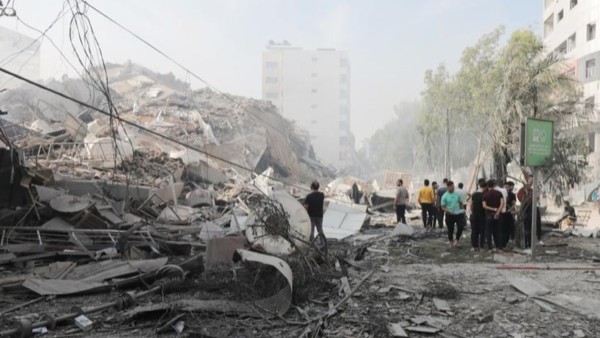 Edificio destruido después de un bombardeo israelí en la Franja de Gaza.