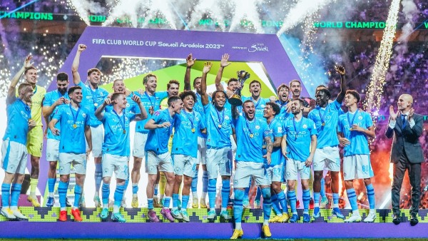 El Manchester City celebra con la copa del Mundial de Clubes.