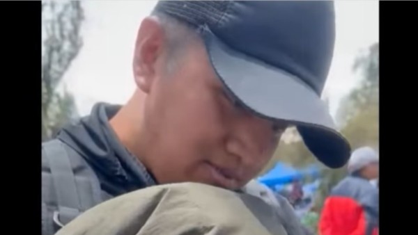 Esta persona se hizo pasar por periodista. Foto: Captura video