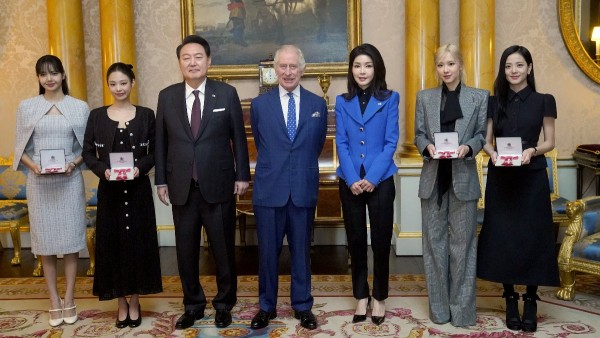 Las cantantes de la banda de K-Pop Blackpink recibe el reconocimiento del rey Carlos III}