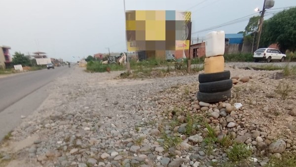 Los bidones cerca de la carretera en Villa Tunari. Foto: Gentileza conductores