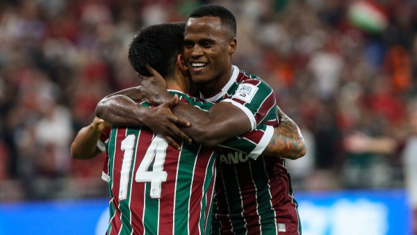 Los jugadores del Fluminense, Germán Cano y Jhon Arias, se abrazan para celebrar la victoria.   Foto: Conmebol