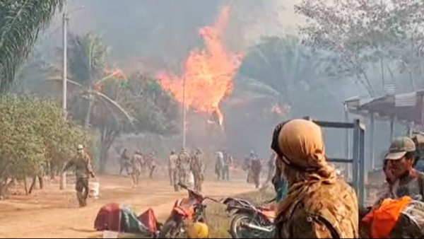 Militares y pobladores intentan sofocar el fuego en San Buenaventura. Foto: Captura