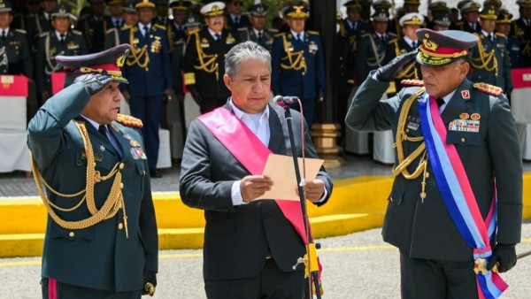 Ministro de Defensa en un acto con el nuevo alto mando militar. Foto: ABI