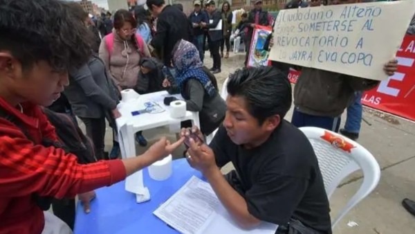 Recolección de firmas en la UPEA Foto: RRSS