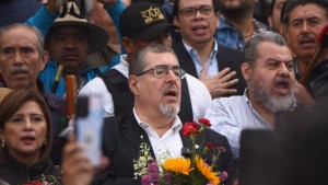 Legislativo frena la posesión del presidente electo de Guatemala; Bolivia pide respetar el voto