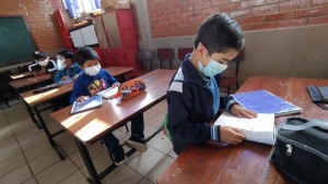 Ante contagios Covid, Colegio Médico de La Paz sugiere reducir en 50% el número de alumnos en aula