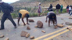 Pobladores de Arani salen a desbloquear las vías, reportan dos heridos