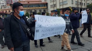 Choferes de El Alto bloquean las principales vías de acceso a la ciudad de La Paz