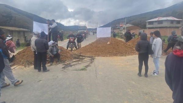 Bloqueo en la carretera antigua Cochabamba-Santa Cruz. Foto: RRSS
