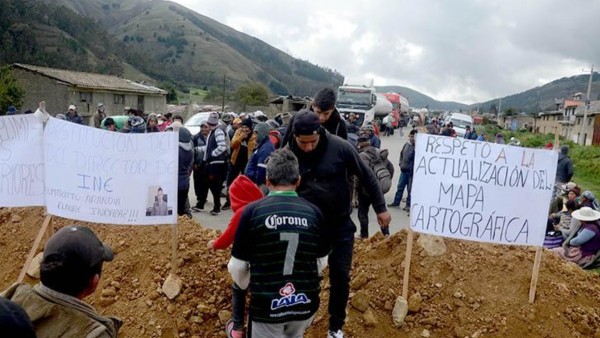 Bloqueo en una de las carreteras Cochabamba- Santa Cruz. Foto: Los Tiempos