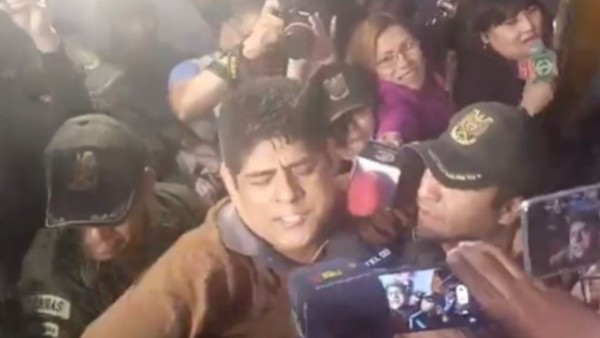 César Apaza al salir de la cárcel. Foto: Captura video