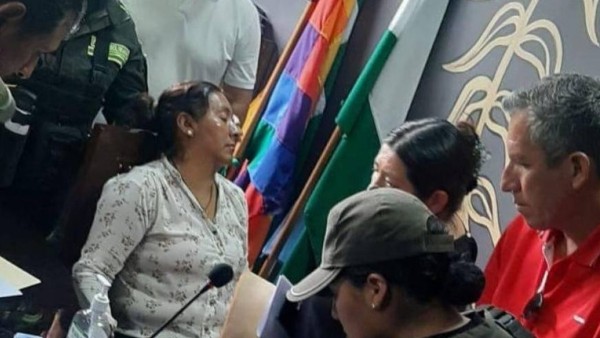 Concejala agredida cuando era presionada a firmar su renuncia. Foto: redes