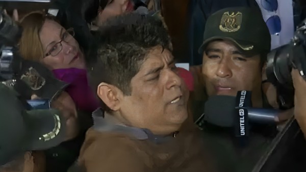 El dirigente de Adepcoca, César Apaza, abandona la cárcel. Foto: Captura.