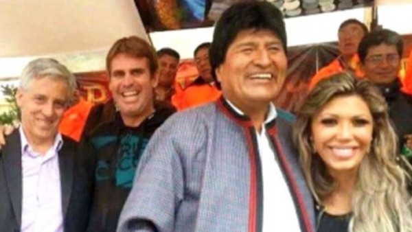 Evo Morales y Gabriela Zapata; atrás, Álvaro García Linera