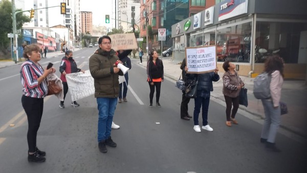 Familias protestan en la zona de Obrajes. Foto: Dip. Reyes