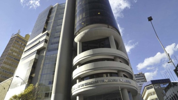 Frontis del edificio del Ministerio de Economía. Foto: ABI