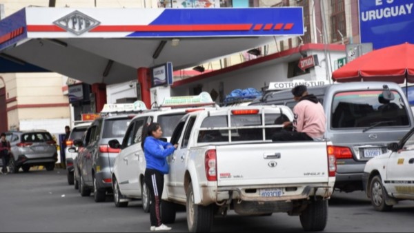 Se registran largas filas en surtidores ante la escasez de carburantes por el bloqueo 'evista'. Foto: Brújula Digital.