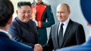 El presidente de Rusia, Vladimir Putin, junto al líder de Corea del Norte, Kim Jong Un.   Foto: CNN