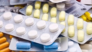 Farmacéuticas alertan que escasez de dólar dificulta pagar a proveedores de medicamentos