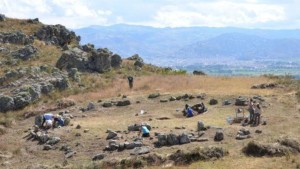 Descubren una plaza megalítica circular de 4.750 años en Perú