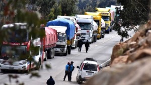 Gobierno y transportistas piden cuarto intermedio a los bloqueos para auxiliar a choferes varados