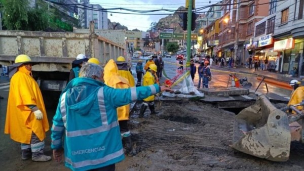 Alcalde Iván Arias en las obras de la calle 17 de Obrajes. Foto: AMUN