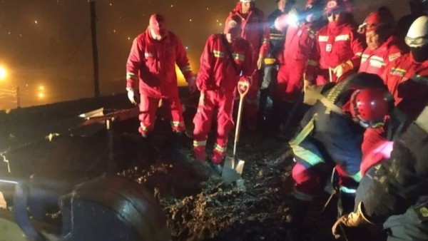 Bomberos llegaron a Achocalla para ayudar a las víctimas de la mazamorra. Foto: RRSS