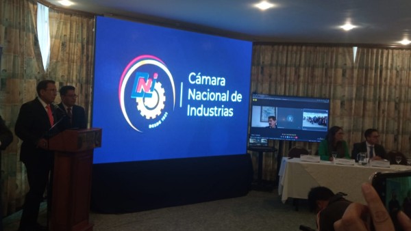 Camacho (primero a la izq.) y Siles en la conferencia de prensa de hoy. Foto: ANF.