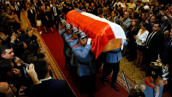 El expresidente Sebastian Piñera es homenajeado durante el funeral de Estado en el Congreso de Chile.  Foto: ATON CHILE