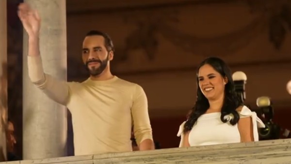 El presidente de El Salvador, Nayib Bukele, junto a su esposa Gabriela Rodríguez.