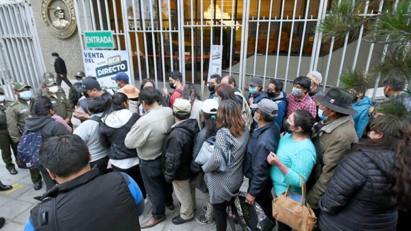 En 2023 se registraron filas en el BCB para la compra de dólares. Foto: Internet
