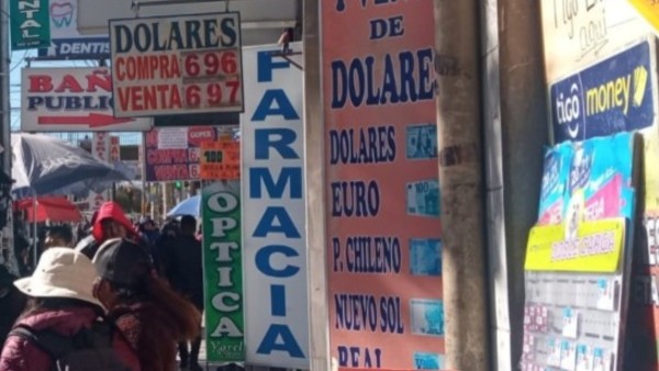 En algunas casas de cambio muestran el cambio del dólar oficial, pero el panorama es otro. Foto: ANF