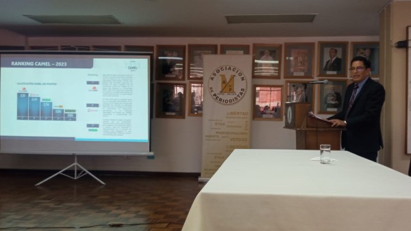 Hugo Siles hace la presentación del ranking CAMEL de bancos en Bolivia. Foto: ANF.