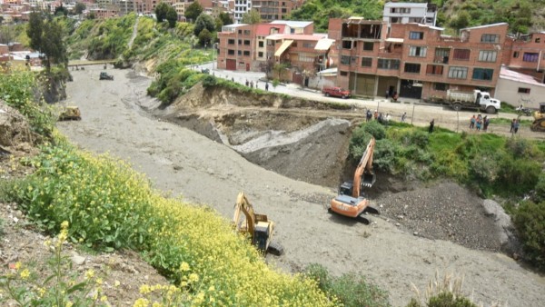La maquinaria pesada aún trabajos de contención para evitar desborde de los ríos. Foto: AMUN